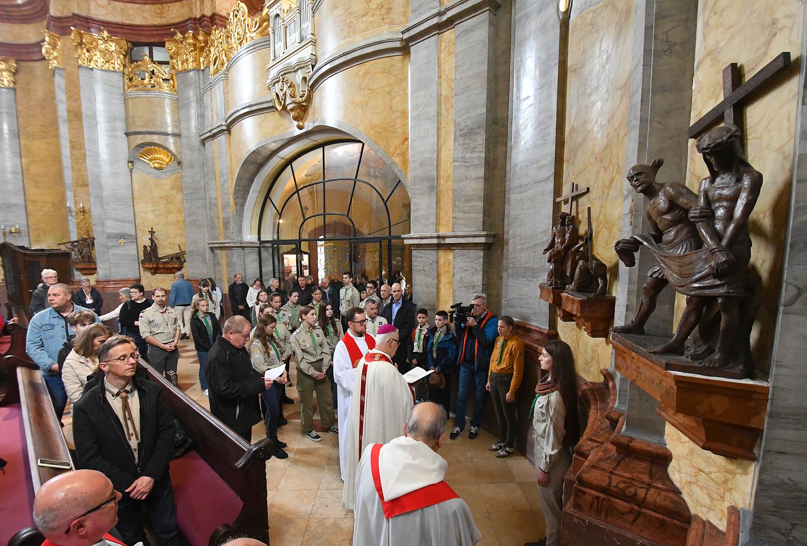 Közös keresztútjárással emlékeztek Fehérváron Jézus kereszthalálára